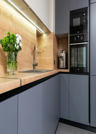 صورة مطبخ ألمنيوم رمادي مع أسطح من الرخام الصناعي